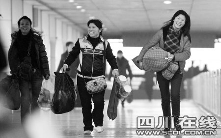 成都:春运客流量增多 早上购票人多电话订票需