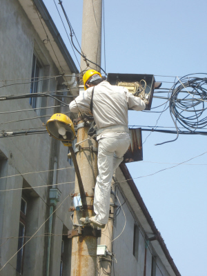 冒高温检修线路--上虞新闻网